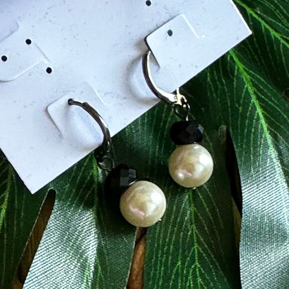 BOGO FREE PEARL DROP EARRINGS VTG - Picture 4 of 5